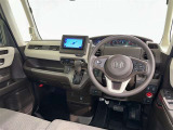 運転席まわりです。 各操作スイッチは使いやすい位置に配置されてます。