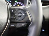 アダプティブクルーズコントロール機能付きです。走行中に先行車の様子を検知しながら、設定した車速の範囲内で先行車との距離のキープを支援します。詳細は販売店スタッフまでおたずねください。