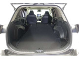 セカンドシートを倒した状態です。セカンドシートは独立可倒、荷物に合わせてラゲッジスペースをアレンジできます。