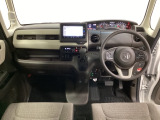 車内は光触媒抗菌消臭施工済です。インパネ周りはスタイリッシュなデザインで機能や装備も充実しています。グローブボックスやカップホルダーのほかにトレーなどたくさんの収納スペースが付いています。