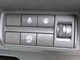 ステアリングヒーターのスイッチが運転席正面右下にございます。スイッチONで冷えた手も温まるので、冬の運転にうれしい快適装備ですね(*^^*)  アイドリングストップは燃費の向上をアシストします。