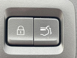【パワーバックドア】スマートキーや運転席のボタンを押すだけでリアゲートが自動で開閉します!荷物を持っている時や、高い位置にあるバックドアを閉める際に便利な機能です♪