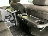 前席背面には格納式のテーブルも装備。食事やスマホ・タブレットでの動画視聴など様々な用途で活躍します。サイドにはちょっとした荷物がかけれる便利なコンビニフック付きです。