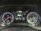 運転席のメータパネル類は常に視界に入る場所ですので、大事なチェックポイントです。ぜひ実際にご乗車ください。