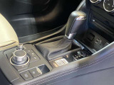 【オートブレーキホールド】停車中にブレーキペダルから足を放しても、ブレーキを自動的に制御して、車両の停車状態を保持する機能です。信号待ちなどの停車時に運転者の負担を軽減します。