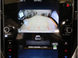 後方映像を11.6インチディスプレイに表示し、ステアリング連動ガイドラインが駐車をサポート。さらに後退時はリヤ4センサーが障害物を検知し、必要に応じてブレーキが作動します。