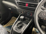 操作しやすいATシフトです♪シフトチェンジを気にしなくていいので運転だけに集中できますね!自然と手に届くところにある、手になじむ形状のシフトノブがいいですね♪