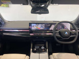 BMWの運転席はドライバーオリエンテッドという構造を採用。ドライバー目線の操作がしやすい設計になっており、ドライブ中にも目線の移動が少なく運転中にも簡単に操作ができます。