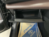 【グローブボックス 】車検証や取扱説明書などの書類を収納するスペースです(^^)