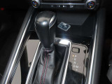 CX-5のシフトレバーです。MTモード付きの6ATで、しなやかな走りを支えます。また、足元にはフロアマットも装着済みです。