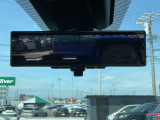 インテリジェントルームミラーです。人や物で視界が遮られてても、車体後部のカメラ映像に切り替えることにより、クリアな後方視界を実現しています。