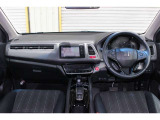 運転時の視界周辺の見やすい位置にメーターやディスプレーオーディオをレイアウト。スイッチ類は自然に手が届く位置に配置され、視線や動作の流れを断ち切らない、ストレスフリーの運転動作を可能にします。