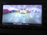 バックカメラの画像です。ガイドラインがスムースな車庫入れをサポートいたします。車庫入れの安心感がアップしますね。