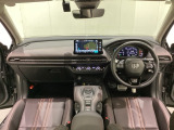 車内は光触媒抗菌消臭施工済です。インパネ周りはスタイリッシュなデザインで機能や装備も充実しています。グローブボックスやカップホルダーのほかにトレーなどたくさんの収納スペースが付いています。