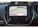 車両後方の映像を車内のディスプレイに表示し、駐車時や後退時の障害物や歩行者の確認を補助します。 広角レンズを採用し、広い範囲を映し出すことができます。