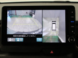 【マルチビューカメラシステム】カメラで映した周囲の映像をナビゲーション画面に表示し、ドライバーの死角を減らし運転負荷を軽減する機能です。映像は、車両の前後と左右のドアミラーに搭載した計4台で映します。