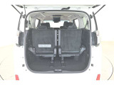 3列目シートは跳ね上げ式で折りたたみ可能です。キャンプ用品など大きな荷物もばっちり収納可能です!