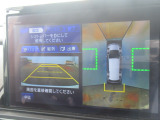 【マルチビューカメラシステム】専用のカメラにより、上から見下ろしたような視点で360度クルマの周囲を確認することができます。縦列駐車や幅寄せ時に大活躍間違いなしの機能