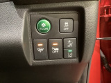 Hondaセンシング用の、VSA(ABS+TCS+横滑り抑制)解除と路外逸脱抑制機能のオンオフスイッチなどはハンドルの右側に装備しています。燃費に役立つECONボタンもここです。