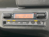 【オートエアコン】一度お好みの温度に設定すれば、車内の温度を検知し風量や温度を自動で調整。暑い&hellip;寒い&hellip;と何度もスイッチ操作をする必要はありません。快適な車内空間には必須の機能ですね♪