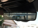 【クリアサイトインテリアリアビューミラー】は車体に装備したカメラによって、後方の映像がミラーに映し出されます。ミラーユニット下部のスイッチで簡単にモード切替も可能です。