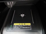 置くだけでワイヤレス充電可能です。12V電源ソケットも設置しております。周辺機器の充電にご利用頂けます。