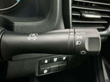 【オートライト】車のセンサーが周囲の明るさを感知し、自動でヘッドライトを点灯・消灯する機能です。この機能は夕暮れ時の交通事故が多い時間帯の安全性を高めてくれます。