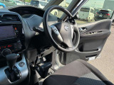 レバーは運転席左側になります