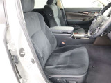 高いホールド性で運転姿勢が安定します。長距離ドライブでも疲れにくいのが魅力です。快適なドライビングライフをお送りください♪
