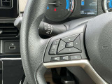 ステアリングにオーディオの操作機能が付いていますのでとっても便利!