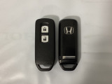 スマートキーを装備しています。鍵を差し込むことなくドアロックの開け閉めと、スタートボタン操作でのエンジンスタートができます。スペアキーも同じものを用意しております。