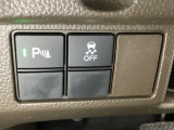 VSA装備車です。VSAはドライバーの操作と車の動きを見守っています。もし車の挙動が乱れたとき、4輪別々にブレーキをかけたり、エンジンパワーをしぼることによって車を安定させます。