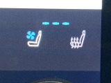シートエアコン付です。シートを暖めたり冷やしたりできる、快適装備の一つ。 暑い夏もシートが冷える冬も快適にドライブが楽しめそうですね。