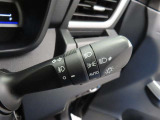 スイッチをオートに設定しておけば、車外の明るさに応じて自動的にヘッドランプを点灯・消灯します。夕暮れ時やトンネルの続く山道などを走行する時に便利なコンライトを装備しています。