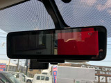 後方確認がしにくい時に便利なスマートルームミラー付き。後方にあるカメラからの映像がミラーに映されます。