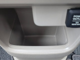 足元には便利なセンターロアボックスを設置。車内を整理しやすく、使い勝手の良さが魅力です。