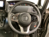 ハンドルにHondaセンシング系のクルーズコントロールやレーンキープアシストなどのスイッチと、オーディオの操作スイッチが装備されています。ハンドルから手を離さず安全に操作できます。