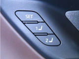 運転席は二人分のシートポジションを記憶します。