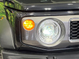 【LEDヘッドライト】悪天候や夜間走行時も良好な視界を確保し安心して運転できる高輝度LEDヘッドライトを装備!点灯速度が早く、消費電力も抑えられています。