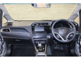 操作性に優れた運転席となります!小物入れや各ボタンの配置にこだわり、使いやすいです!座り心地もよく視認性も良好なのでロングドライブもお任せ下さい!