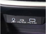 AUX端子、USBtypeA,USBtypeC端子が付いています。
