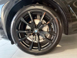 BMWの純正アロイホイールは軽量かつ強度にも優れているホイールで走行性能を引き上げる設計になっております。足元にもBMWは妥協がなくこだわっている個所になります。