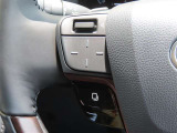 運転中、オーディオの操作をしてて、ハッとしたことはありませんか?ステアリングスイッチは、運転中でもハンドルでオーディオの操作が可能です。安全なドライブをサポートします。