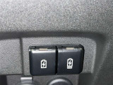 充電用USB端子付き。スマートフォンなどの充電に便利です。