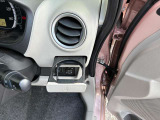 運転席ドリンクホルダー。近くて便利