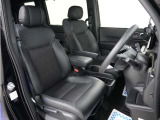 運転席のスペースはゆったりしていて、視界も広く確保されているので普段の運転からロングドライブまで快適です。