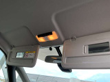 サンバイザーの裏には小型のミラーがあり、身だしなみのチェックも簡単です。