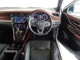 ウッド調と革巻きステアリングで快適な操作性の運転席です。