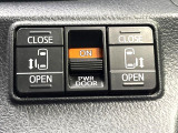 【両側パワースライドドア】スマートキーや運転席のスイッチで後席両側スライドドアの開閉が可能♪電動だから力を入れてドアを開ける必要が無く、小さなお子様でも簡単に開け閉めでき快適です♪