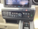 オートエアコン、運転席にはシートヒーターを装備